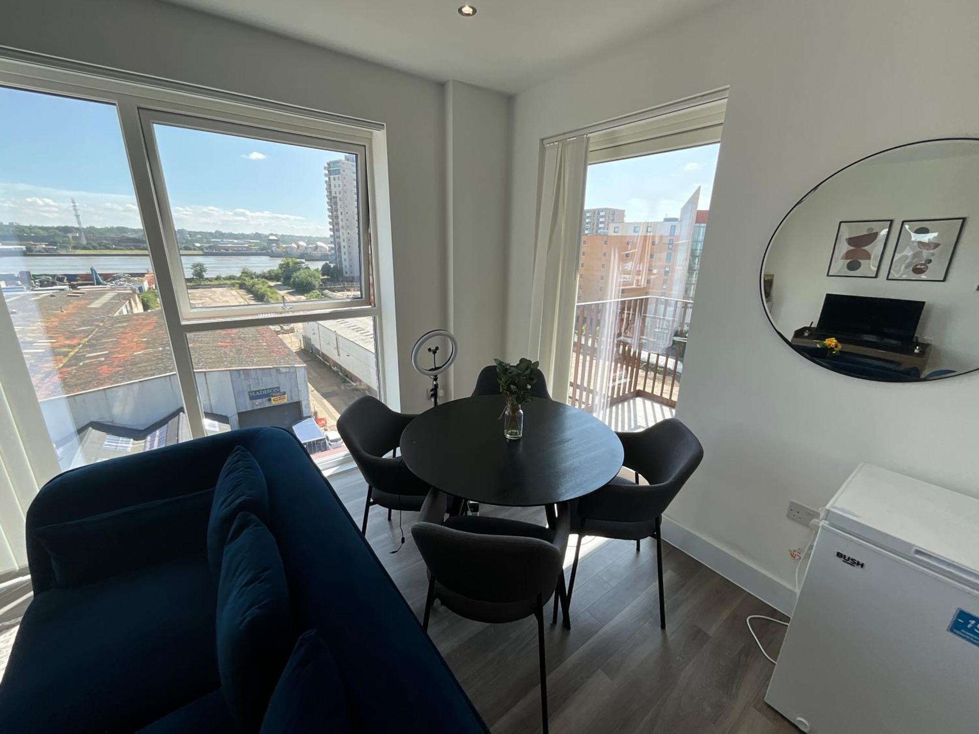 לונדון Deluxe Double Bed In Shared Apt Near Canary Wharf, City Airport & O2 Arena With Thames View מראה חיצוני תמונה